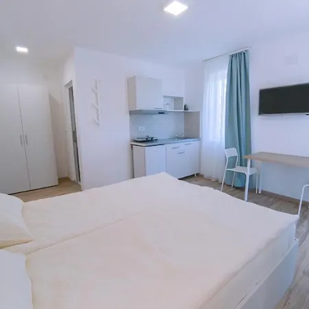 アパート Milutinn-tresnja ソコバニャ