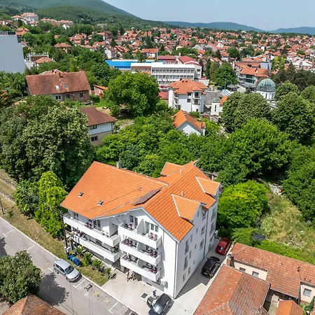 アパート Milutinn-tresnja ソコバニャ